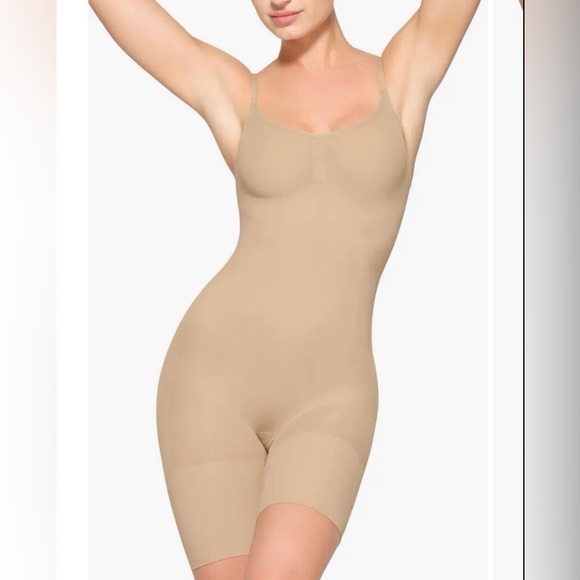 SKIMS Everyday Sculpt Mid Thigh Bodysuit Clay - Picture 1 of 4